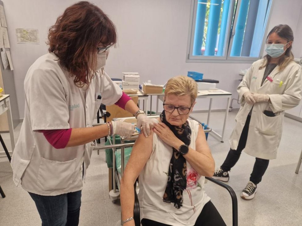 Este lunes ha comenzado la vacunación de la gripe para mayores de 60 años y de COVID-19 para mayores de 70 años.