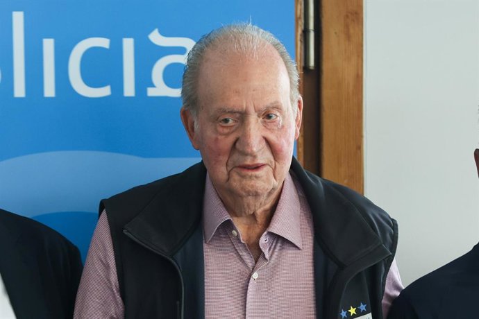Archivo - El Rey Juan Carlos durante la entrega de trofeos de la regata Turismo de Galicia donde el 'Bribón', barco en el que navega el rey emérito, ha quedado en primera posición, a 16 de junio de 2024, en Sanxenxo (Pontevedra, Galicia, España)