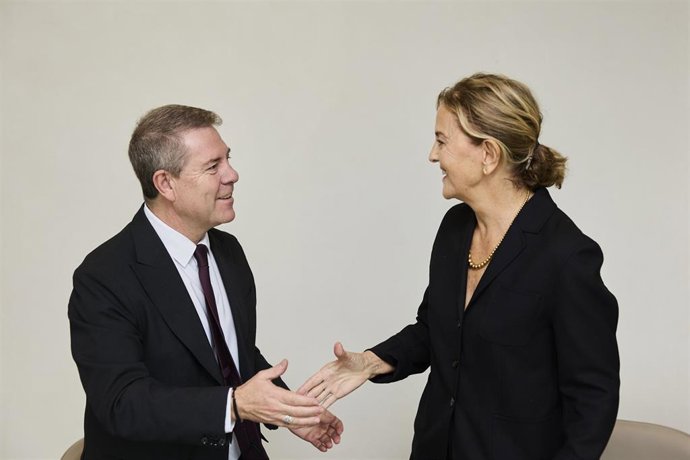 El presidente de Castilla-La Mancha, Emiliano García-Page. Y la presidenta de la Fundación Amancio Ortega, Flora Pérez Marcote