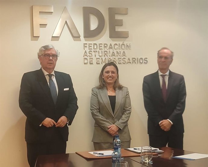 El presidente de la Confederación de Empresarios de Galicia, Juan Manuel Vieites, la presiodenta de la Federación Asturiana de Empresarios, FADE, María Calvo y el presidente de la Federación Leonesa de Empresarios, FELE Juan María Vallejo.