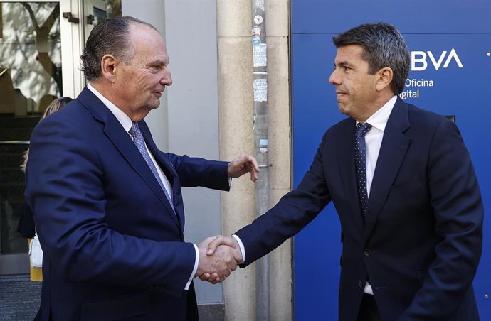 Archivo - El president de la Generalitat, Carlos Mazón (d), saluda al presidente de la Cámara de Comercio de Valencia, Vicente Morata (i), en una imagen de archivo