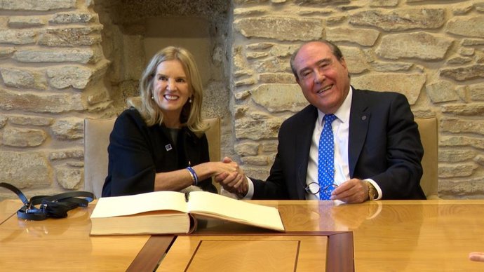 La presidenta de la Fundación Robert F. Kennedy, Kerry Kennedy, y el presidente de Afundación, Miguel Ángel Escotet