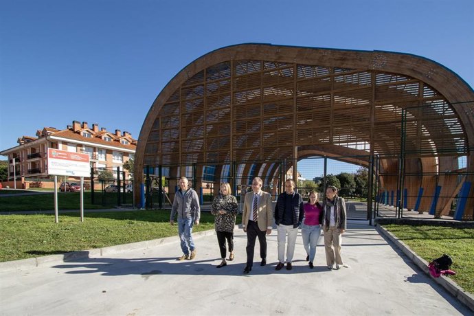 El consejero de Fomento, Roberto Media, visita varias actuaciones en Hoznayo