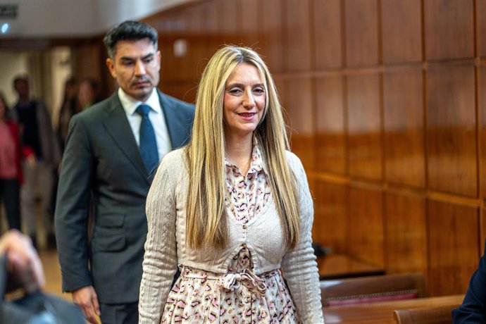 La exempleada en la sociedad mercantil Logirail, Claudia Montes Martínez, a su llegada para comparece en la Comisión del ‘caso Koldo’ en el Senado, a 3 de noviembre de 2025, en Madrid (España). Montes ha sido citada en la comisión por su vinculación con e