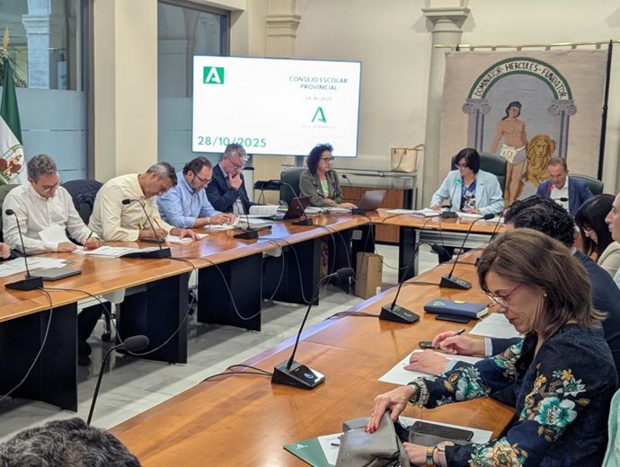 La delegada de Desarrollo Educativo de la Junta en Granada, María José Martín, preside la reunión