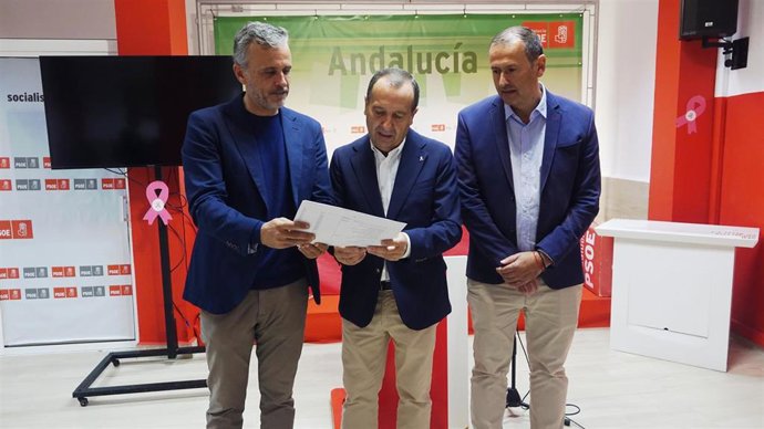 El parlamentario andaluz y secretario general del PSOE de Antequera, José Luis Ruiz Espejo, el vicesecretario general del PSOE de Málaga y diputado nacional, Ignacio López, y el diputado provincial y alcalde de Cuevas Bajas, Manuel Lara.