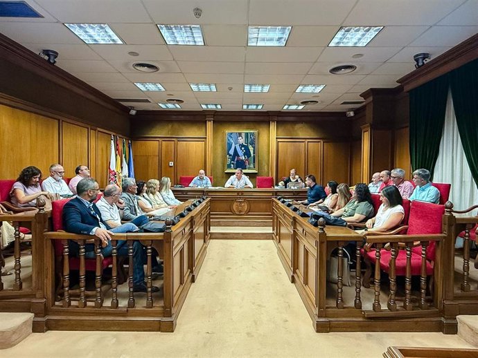 Reunión de coordinación con alcaldes y responsables municipales para preparar la digitalización del control del agua en 13 localidades de la provincia de Almería.
