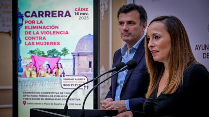 El alcalde de Cádiz, Bruno García, y la concejala de Igualdad, Virginia Martín, presentando la programación por el Día  Internacional para la Eliminación de la Violencia contra las Mujeres (25N), que incluye una carrera.