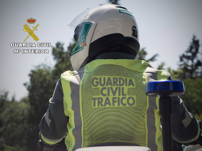 Archivo - Agente de tráfico de la Guardia Civil de Huelva.