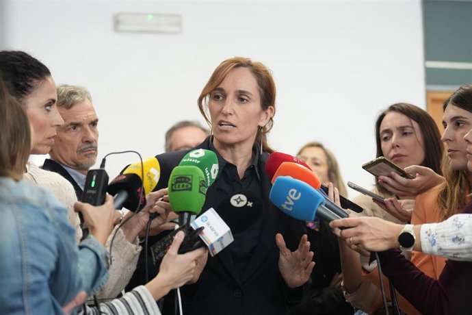 La ministra de Sanidad, Mónica García, atiende a los medios en el Centro de Atención Primaria CAP Maragall, a 3 de noviembre de 2025, en Barcelona, Catalunya (España)