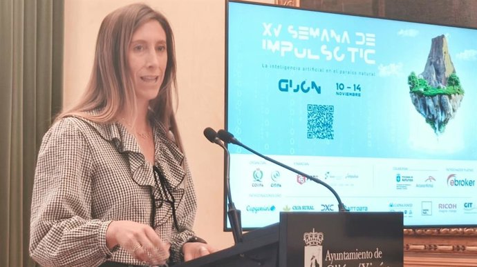 La vicealcaldesa de Gijón y concejala de Economía, Empleo, Turismo e Innovación, Ángela Pumariega, presenta la programación de la XV Semana de Impulso TIC, en el Consistorio gijonés.