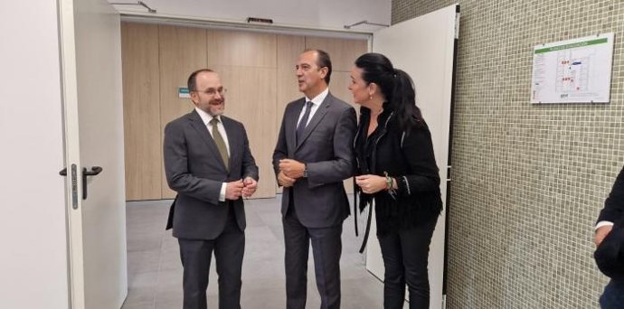 El consejero de Sanidad del Gobierno de Aragón, José Luis Bancalero, junto a la alcaldesa de Huesca, Lorena Orduna, este lunes durante su visita al nuevo centro de salud Ramón y Cajal.