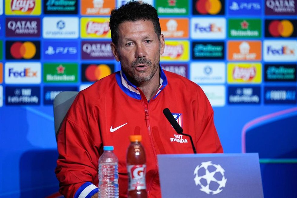 Archivo - El entrenador del Atlético de Madrid, Diego Pablo Simeone, durante una rueda de prensa previa a un partido de Liga de Campeones.
