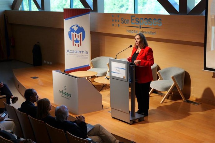 La consellera de Salud, Manuela García, inaugura la jornada en Son Espases.