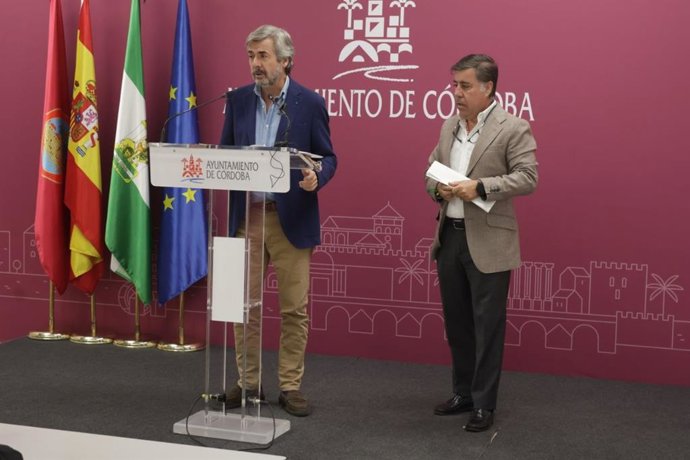 El portavoz del gobierno del Ayuntamiento de Córdoba, Miguel Ángel Torrico, y el delegado de Infraestructuras, Miguel Ruiz Madruga.