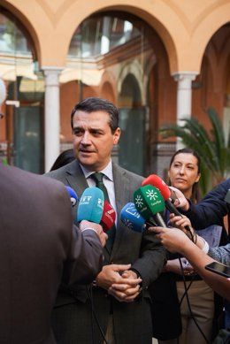 El presidente de la Federación Andaluza de Municipios y Provincias (FAMP) y alcalde de Córdoba, José María Bellido, atiende a los periodistas.