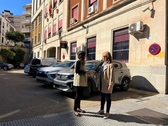 Las concejalas del PP María Segovia y Maribel López junto a la comisaría del CNP en Jaén