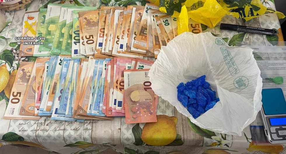Droga y dinero incautado al desmantelar un punto de venta de droga en un quiosco de San Roque (Cádiz)