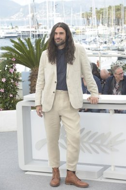Archivo - CANNES, FRANCE - MAY 16: Óliver Laxe during the "Sirât" photocall at the 78th annual Cannes Film Festival at Palais des Festivals on May 16, 2025 in Cannes, France