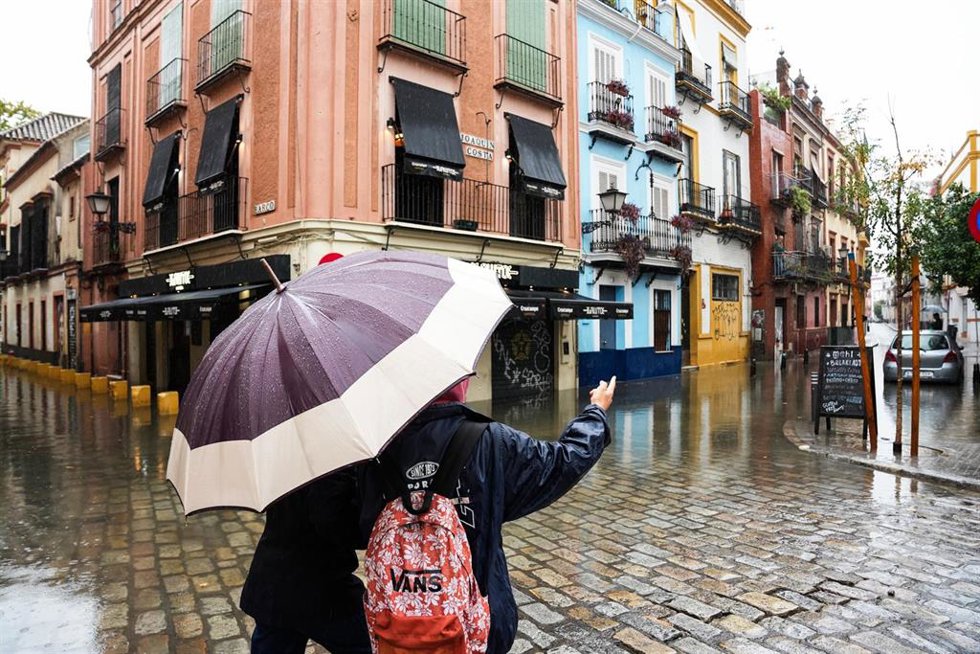Imagen de archivo de calles anegadas de agua tras las lluvias torrenciales que en la jornada del, 29 de octubre, se ha vivido en Sevilla.