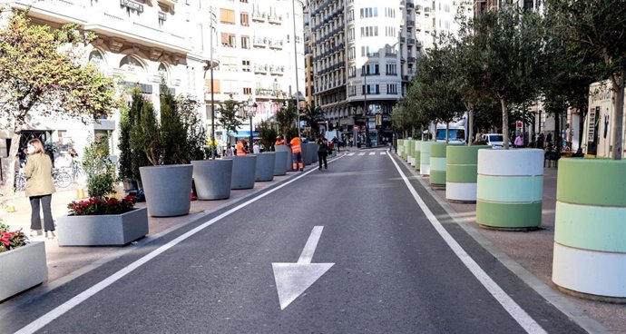 Imagen de los maceteros de la plaza del Ayuntamiento de València, los actuales modelos (d) y los que los van a sustituir (i)