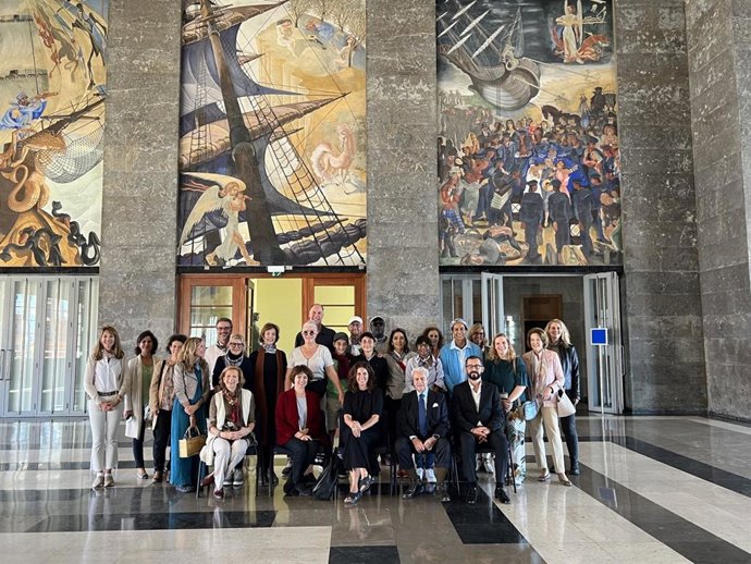 Archivo - Un grupo de WMF frente al Mural Almada Negreiros.