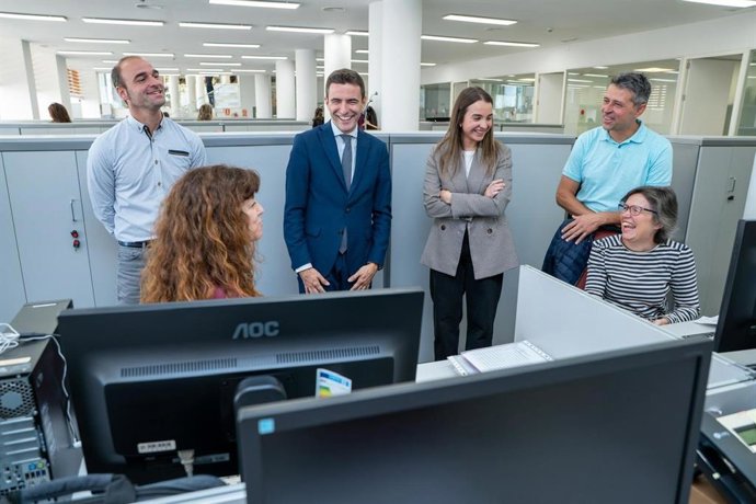 Visita de Casares al INE en Cantabria