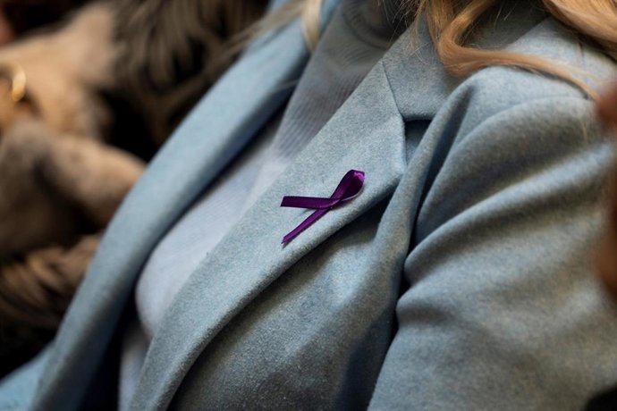Archivo - Una mujer lleva un lazo morado en la chaqueta durante el acto institucional de celebración del Día Internacional para la Eliminación de la Violencia contra la Mujer, a 24 de noviembre de 2023, en Valencia, Comunidad Valenciana (España). Cada 25 