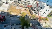 Un herido tras caer una grúa de construcción sobre un edificio en obras en el distrito de Churriana, en Málaga