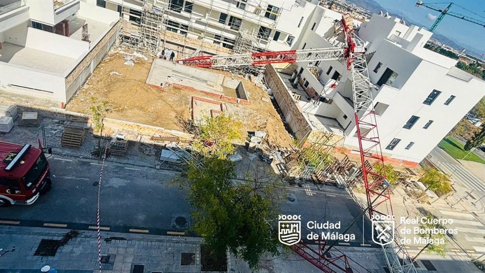 Efectivos de Bomberos de Málaga han intervenido ante el vuelco de una grúa de construcción de un edificio en obras en el distrito de Churriana que ha impactado de forma parcial sobre un bloque de viviendas colindante. Una persona ha resultado herida lev
