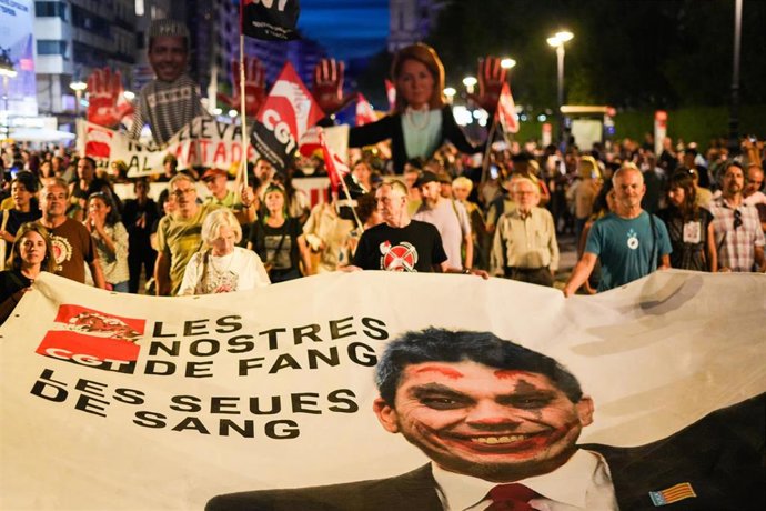 Cientos de personas con pancartas piden la dimisión de Mazón