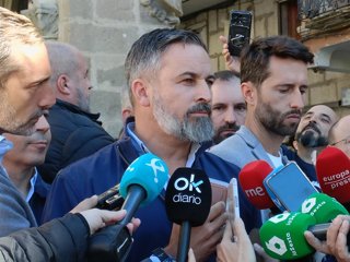 El presidente de Vox, Santiago Abascal, en declaraciones a los medios en Plasencia (Cáceres)
