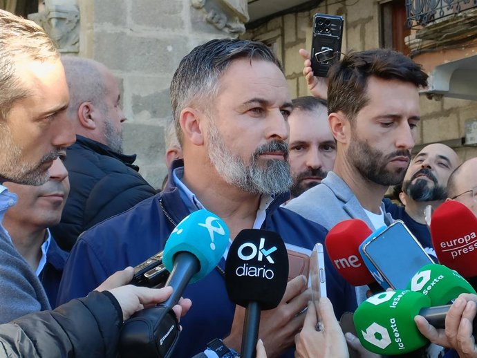 El presidente de Vox, Santiago Abascal, en declaraciones a los medios en Plasencia (Cáceres)
