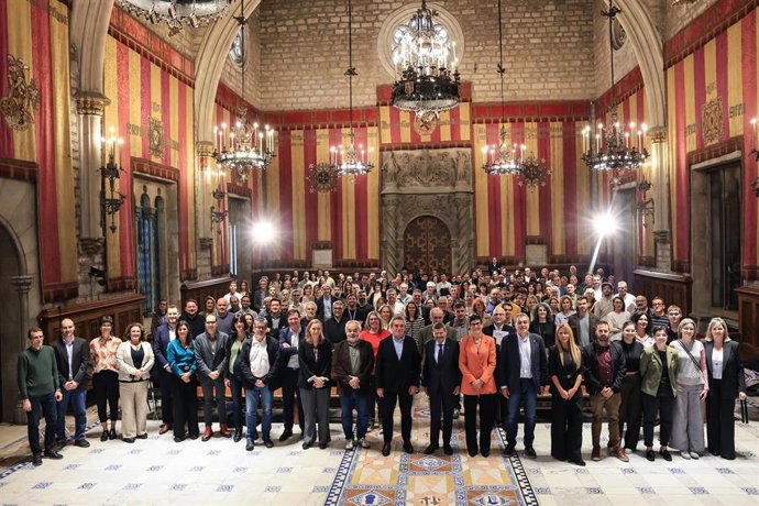 Foto familiar después de la firmad el convenio entre administraciones públicas.
