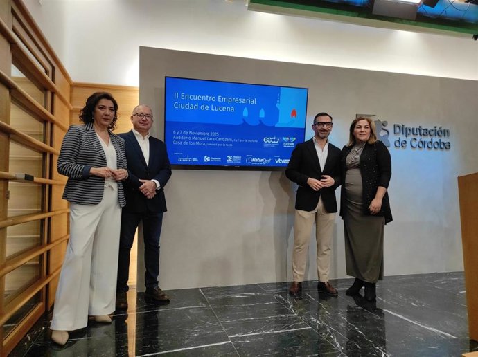 El presidente de Iprodeco, Félix Romero (segundo por la dcha), en la presentación del II Encuentro Empresarial 'Ciudad de Lucena'.