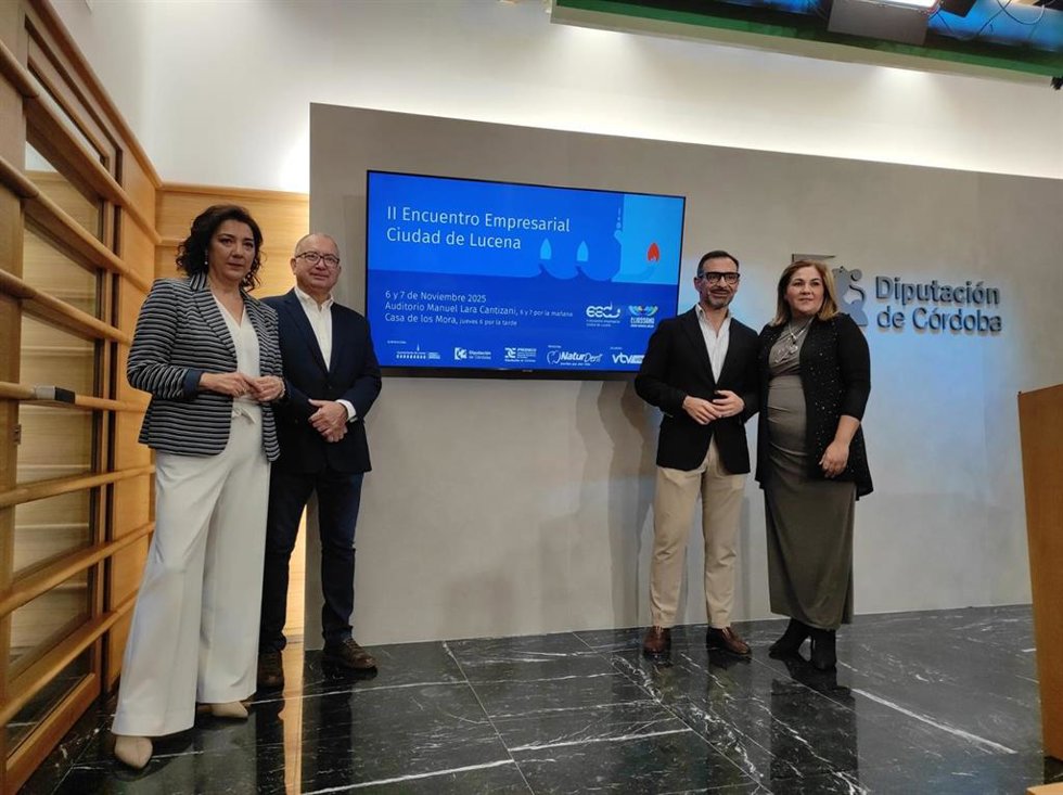 El presidente de Iprodeco, Félix Romero (segundo por la dcha), en la presentación del II Encuentro Empresarial 'Ciudad de Lucena'.