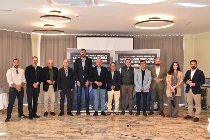 Representantes de Vox y miembros del sector agrícola durante la presentación en Almería de la campaña contra la nueva PAC.