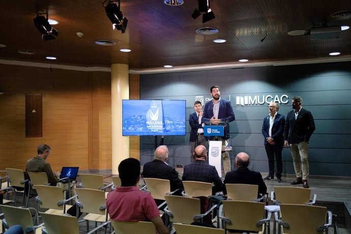 El concejal delegado de Deporte, Borja Vivas, junto al vicepresidente de la Diputación de Málaga, Cristóbal Ortega, y el comodoro del Real Club Mediterráneo, Antonio Miguel Sel, informa sobre la elección de Málaga como sede del Campeonato de Europa ORC
