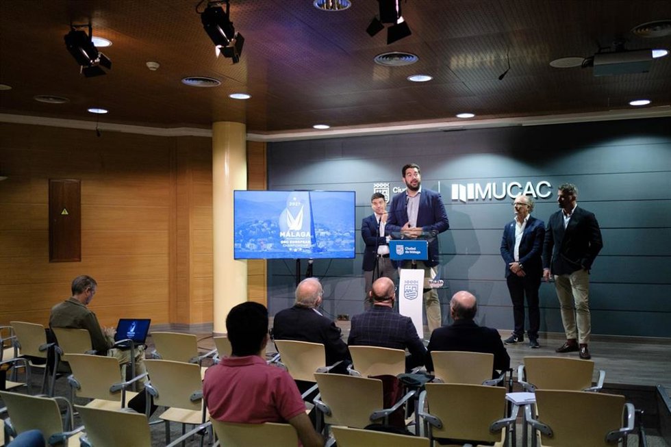 El concejal delegado de Deporte, Borja Vivas, junto al vicepresidente de la Diputación de Málaga, Cristóbal Ortega, y el comodoro del Real Club Mediterráneo, Antonio Miguel Sel, informa sobre la elección de Málaga como sede del Campeonato de Europa ORC