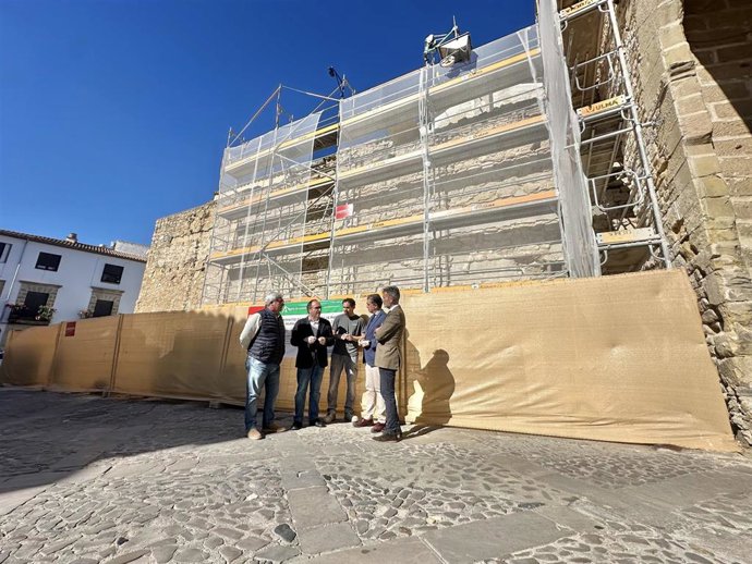 Visita a las labores de restauración en el lienzo de la muralla.