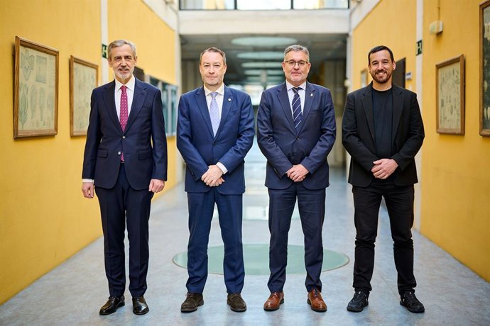 Asistentes a la toma de posesión del nuevo presidente. De izda. A dcha, Francisco Javier Santiago (nuevo presidente), el rector, Ramón Gonzalo, el consejero Juan Luis García Martín y Javier Vidorreta (presidente saliente).