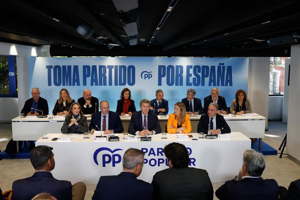 (I-D) La vicesecretaria de regeneración institucional del Partido Popular, Cuca Gamarra, el secretario general del PP, Miguel Tellado; el presidente del Partido Popular, Alberto Núñez Feijóo, la vicesecretaria de Coordinación Sectorial del PP, Alma Ezc