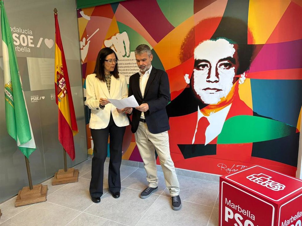 La diputada socialista en el Congreso Isabel Pérez y el secretario de Organización del PSOE malagueño, José Bernal, en rueda de prensa.