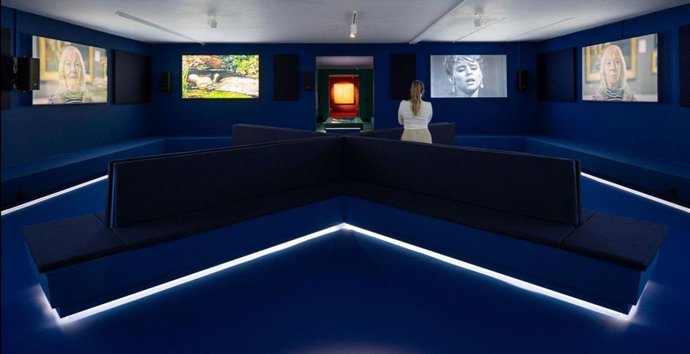 Cinco monumentales videoinstalaciones inmersivas –denominadas Cantos– combinan cine multicanal y sonido, abordan temáticas como las herencias coloniales, la migración, la injusticia racial y la crisis climática. .