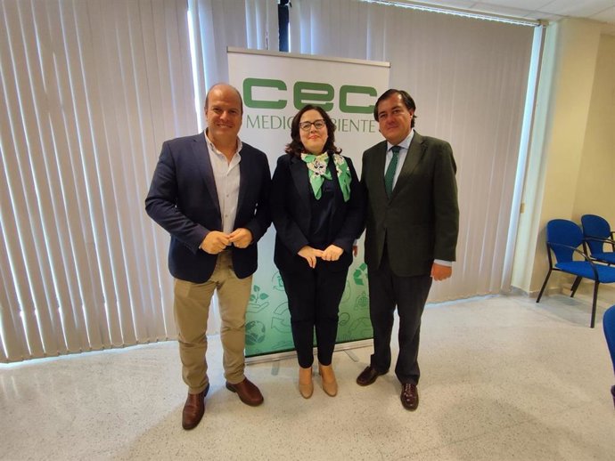La directora general de Sostenibilidad Ambiental y Economía Circular de la Junta, Carmen Jiménez, y el delegado territorial de Sostenibilidad, Óscar Curtido, y el presidente de la CEC Medioambiente, Gonzalo Ganaza.