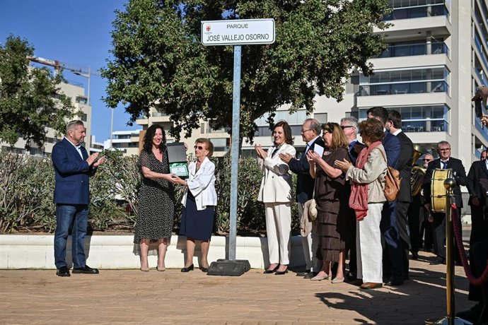 La alcaldesa de Almería, María del Mar Vázquez, hace entrega de la placa conmemorativa a los familiares de José Vallejo Osorno en el acto de inauguración de la plaza en la Vega de Acá.