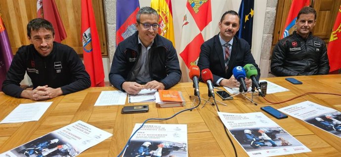 Lberto Martín, sargento del Speis (I); Alberto Pato, jefe del Speis; José Ramón Budiño,  y José Miguel Álvarez, sargento del Speis, durante la rueda de prensa.