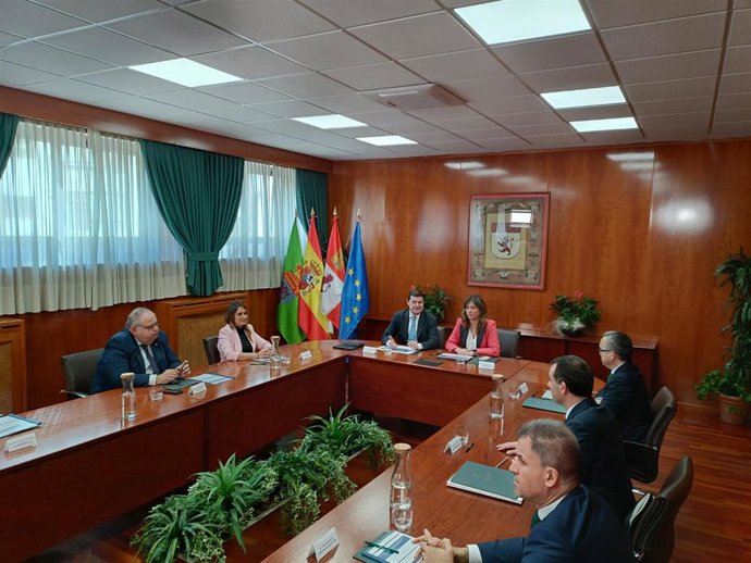 El presidente de la Junta de Castilla y León, Alfonso Fernández Mañueco y la rectora de la Universidad de León, Nuria González, presiden la reunión mantenida entre ambas instituciones para abordar el futuro Grado de Medicina.