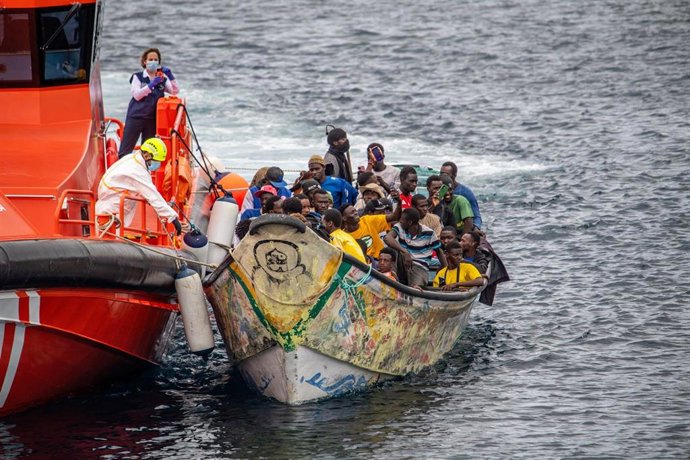 Salvamento marítimo encuentra un cayuco con 73 personas, antes de llegar al muelle de La Restinga, a 24 de octubre de 2025, en la isla de El Hierro, Islas Canarias (España).