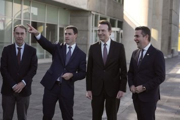 El lehendakari, Imanol Pradales, y el consejero delegado de Enagás, Arturo Gonzalo Aizpiri, durante la presentación de la Red Troncal de Hidrógeno en Euskadi de Enagás, en el Puerto de Bilbao